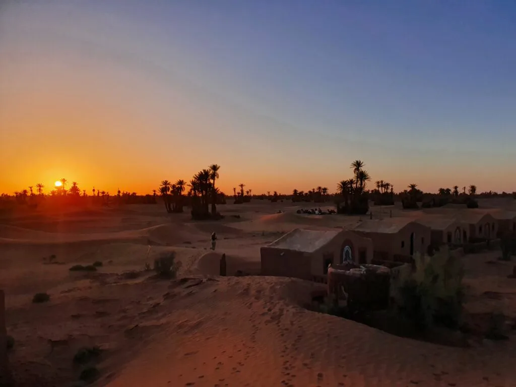 Lever de soleil sur le désert du Maroc pendant le trek