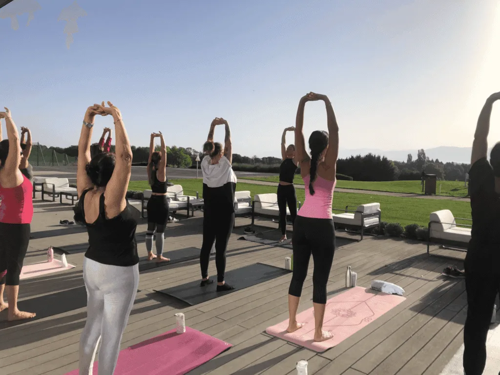 jeunes femmes qui suivent un cours de yoga Cours collectif de Pilates à Genève