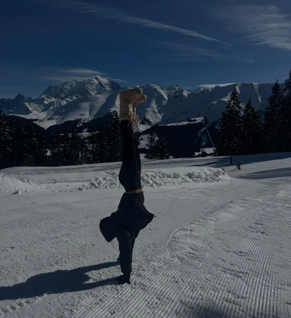 Marie Trapezaroff en posture du poirier dans la neige à Megève