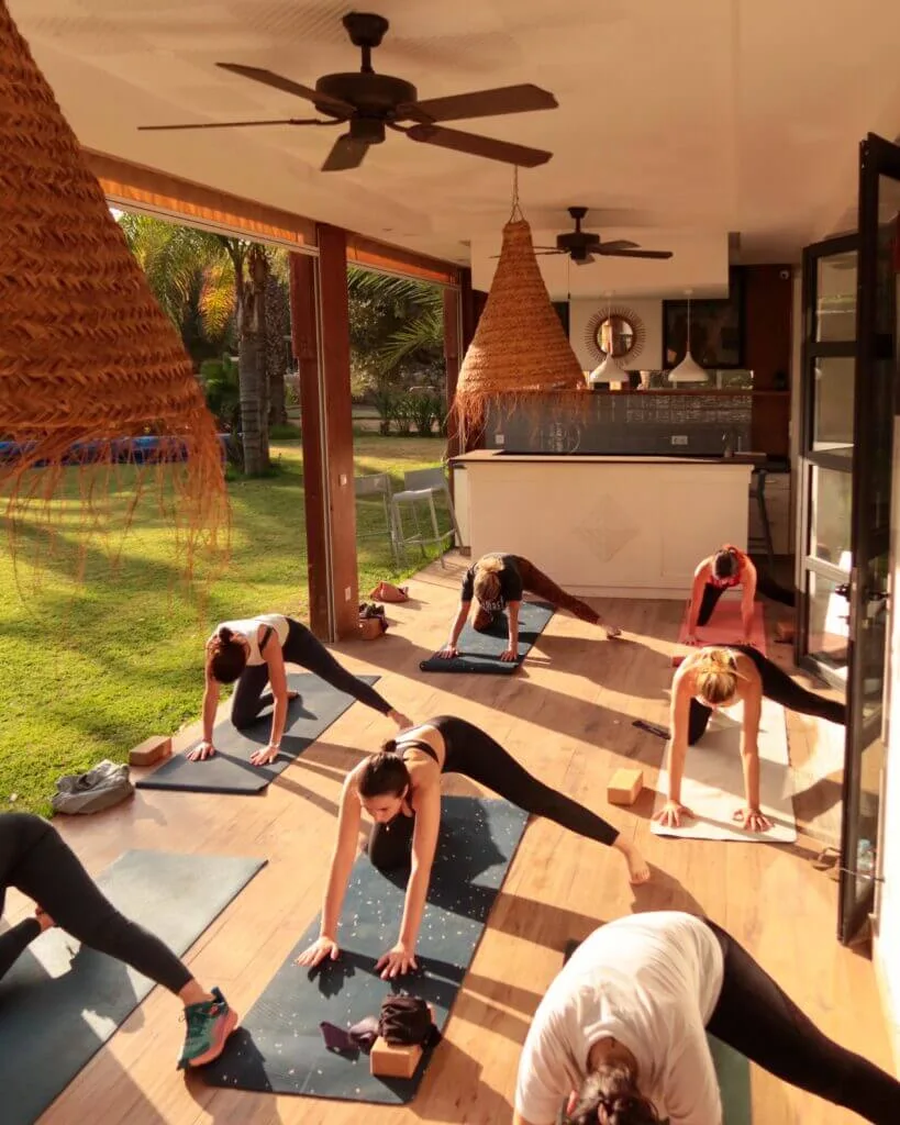 jeunes femmes qui suivent un cours de yoga à marrakech Retraite Wellness à Marrakech avec Marie Trapezaroff