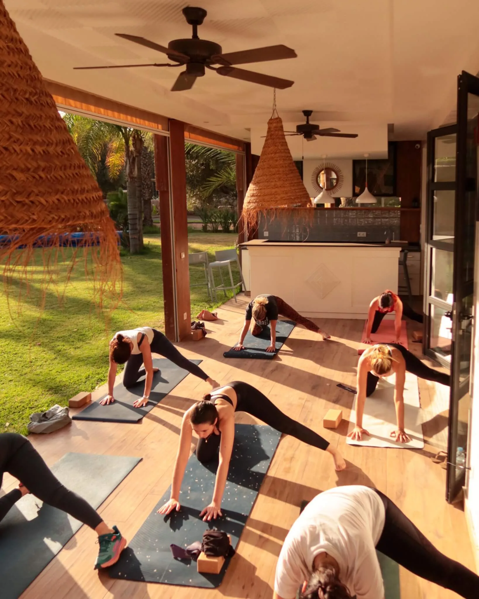 jeunes femmes qui suivent un cours de yoga à marrakech Retraite Wellness à Marrakech avec Marie Trapezaroff