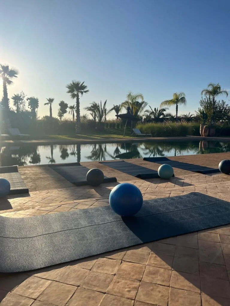 cours de yoga en plein air retraite wellness